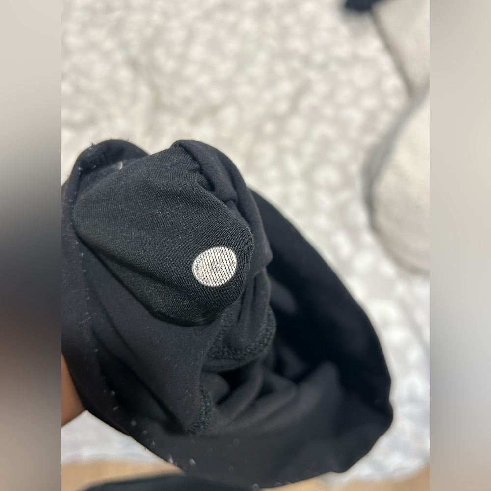 LULULEMON SIZE 4 WUNDER UNDER